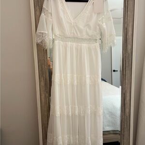 Women's White Lace Tiered V-Neck Maxi Dress